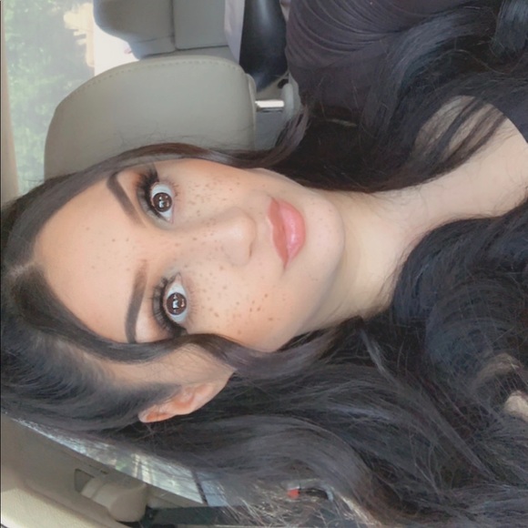 Profile Picture of Lisette Caperon (@lmc_xox) on Poshmark