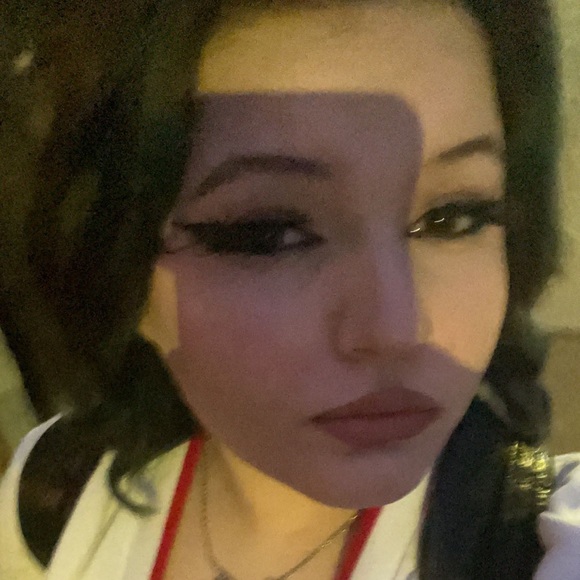 Profile Picture of Hazel Parker (@hazel__parker) on Poshmark