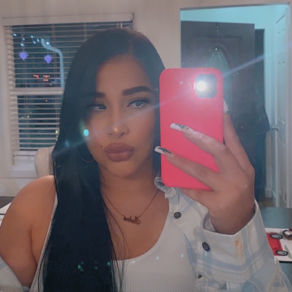 Profile Picture of Iris Orellana (@irisorellana301) on Poshmark
