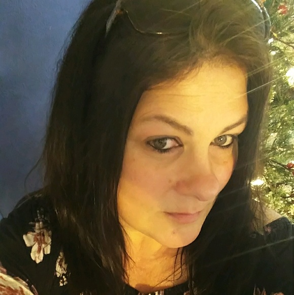Profile Picture of Jeanna Raynes (@jeannaraynes67) on Poshmark