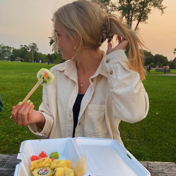 Profile Picture of Holly Rivest (@hollyrivest) on Poshmark