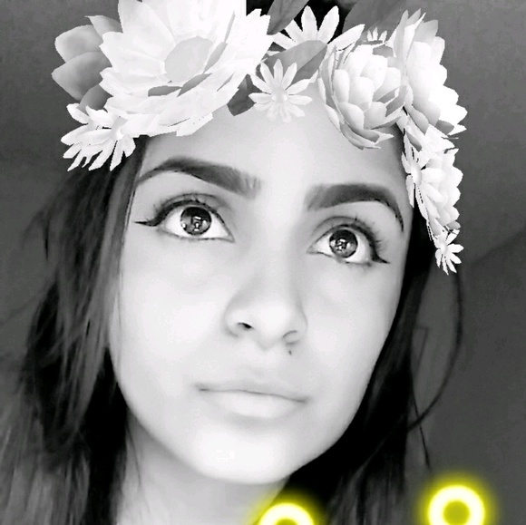 Profile Picture of Alesha Giron (@chaparita98) on Poshmark