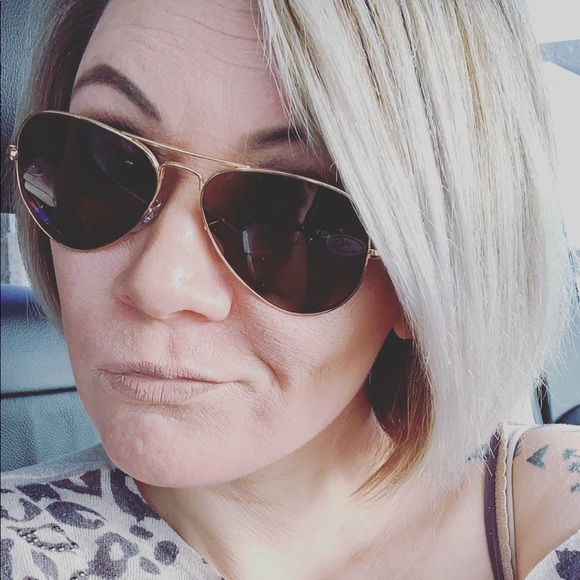 Profile Picture of Lisa Vareberg (@lisakim14) on Poshmark
