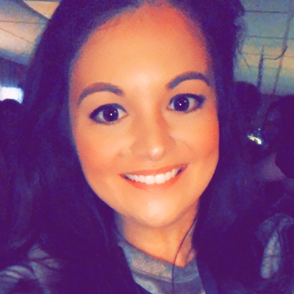 Profile Picture of Mandee Halley (@ahalley424) on Poshmark