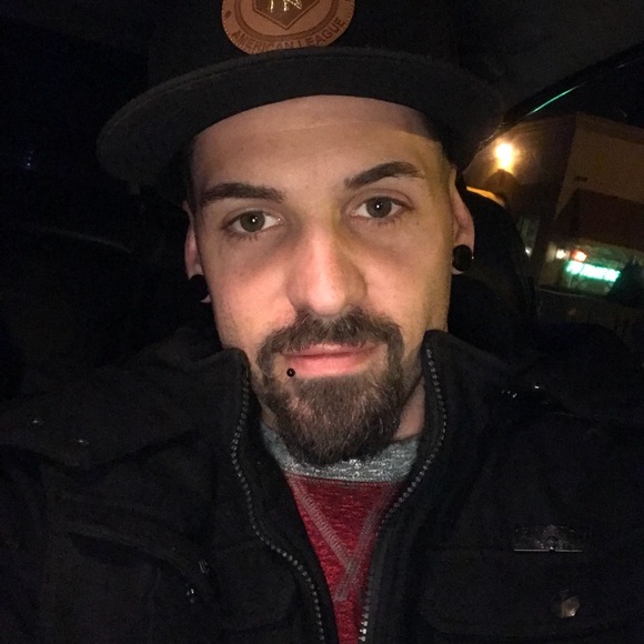 Profile Picture of Thomas Brylski (@thomasbrylski) on Poshmark