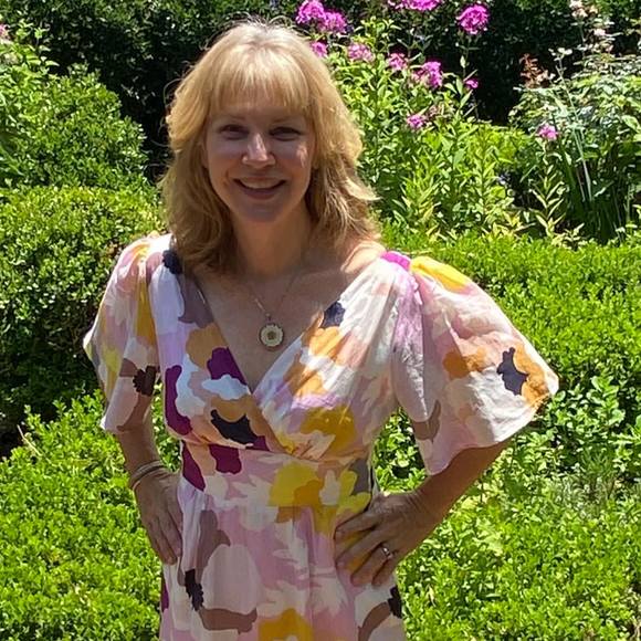 Profile Picture of Anne Vickers (@johnanne) on Poshmark