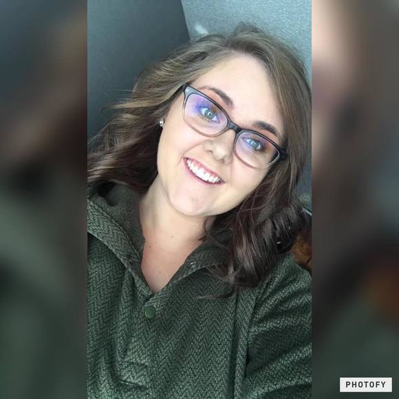 Profile Picture of Hope Antonsen (@hopeantonsen) on Poshmark