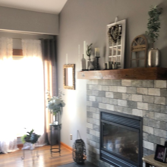 Profile Picture of Chrisanthy Hetelekides (@sav1as) on Poshmark