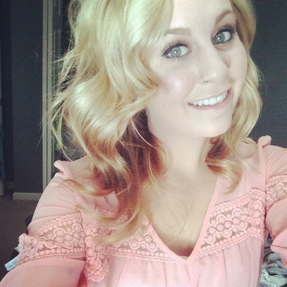 Profile Picture of Alyssa Kolumber (@akolumber) on Poshmark