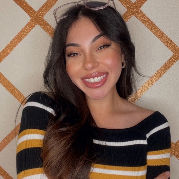 Profile Picture of Estefania Ramirez (@estefaniargtz) on Poshmark