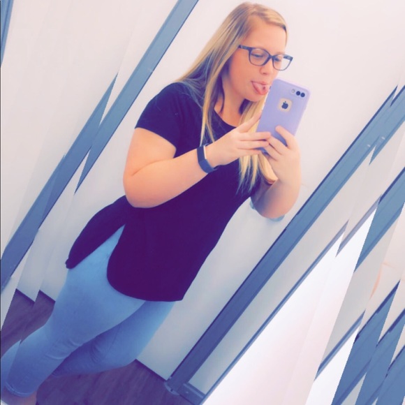 Profile Picture of Kelli Giles (@kjanara14) on Poshmark
