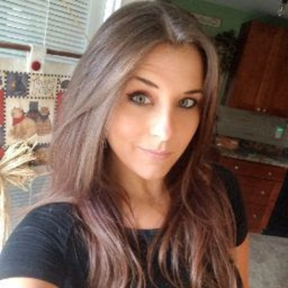 Profile Picture of Stacy Heckler (@hecklerstacy) on Poshmark