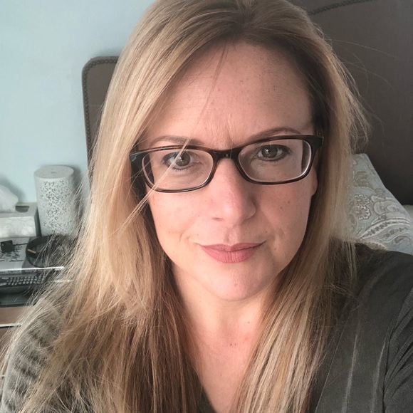 Profile Picture of Amber Bradley (@amberglow9195) on Poshmark