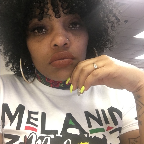 Profile Picture of Shaleema Smith (@leiyah342) on Poshmark