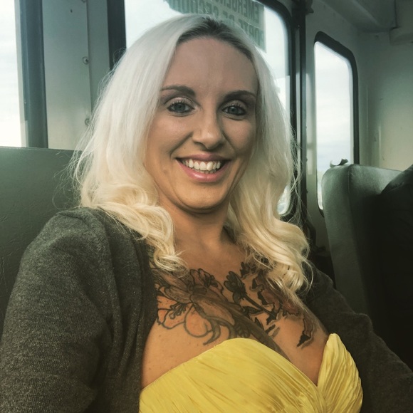 Profile Picture of Dayna Baragar (@dbaragar1196) on Poshmark