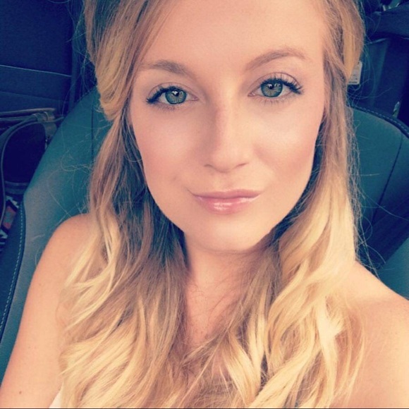 Profile Picture of Savannah Arnold (@savarnold) on Poshmark