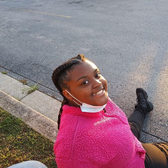 Profile Picture of Ruth Edwards (@ruthedwards541) on Poshmark