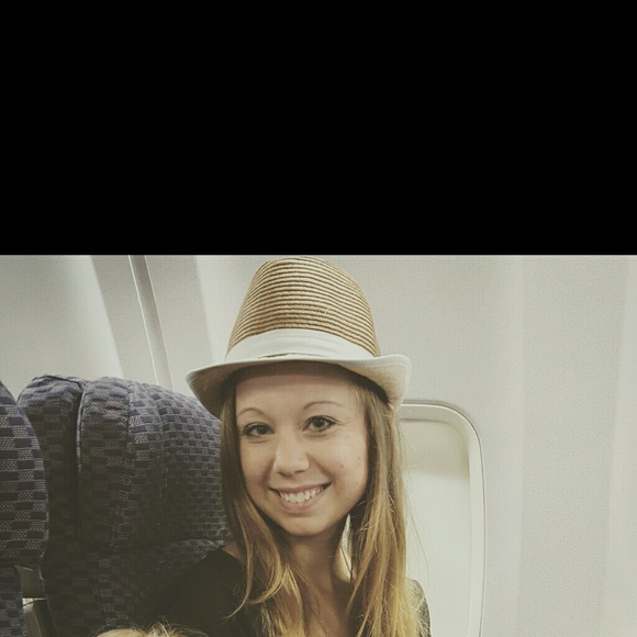 Profile Picture of Danielle Troyer (@htroyer) on Poshmark