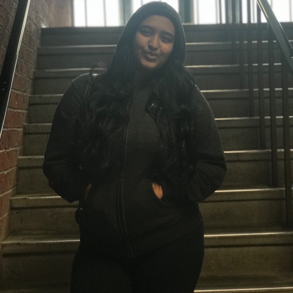 Profile Picture of Samantha Singh (@samanthasingh21) on Poshmark