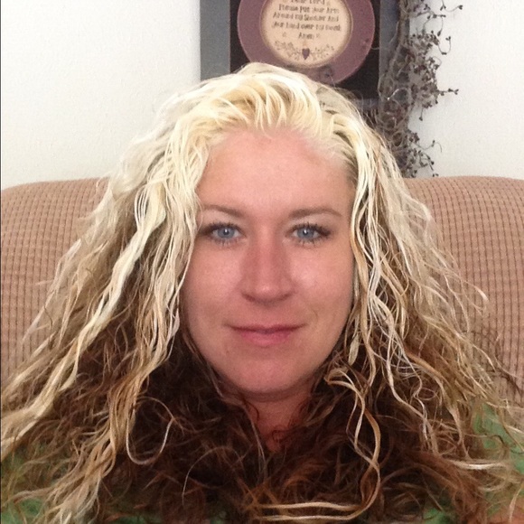 Profile Picture of Kimberly Bogle (@kimhartleybogle) on Poshmark