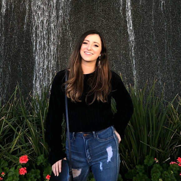 Profile Picture of Peyton Berry (@peypeyyy) on Poshmark