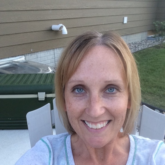 Profile Picture of Brenda Boelter (@bboelter) on Poshmark