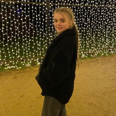 Profile Picture of Claudia Hall (@claudiascarl_) on Twitter