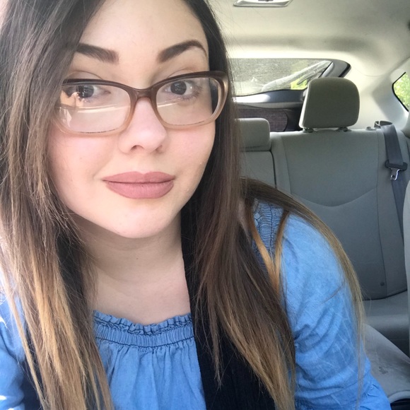 Profile Picture of Sarai Hoglo (@saraihoglo) on Poshmark