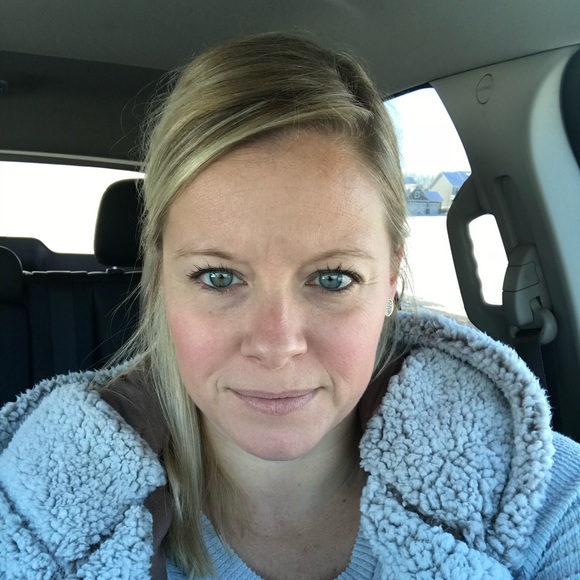 Profile Picture of Emily Bates (@ebates2019) on Poshmark