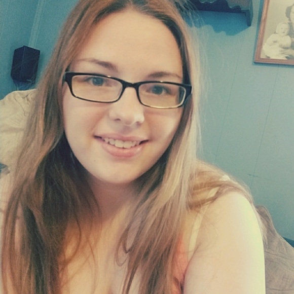 Profile Picture of Alisha Hogan (@alihogan041596) on Poshmark