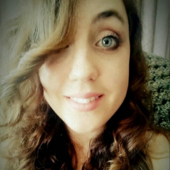 Profile Picture of Danielle Decrane (@danielledecrane) on Poshmark