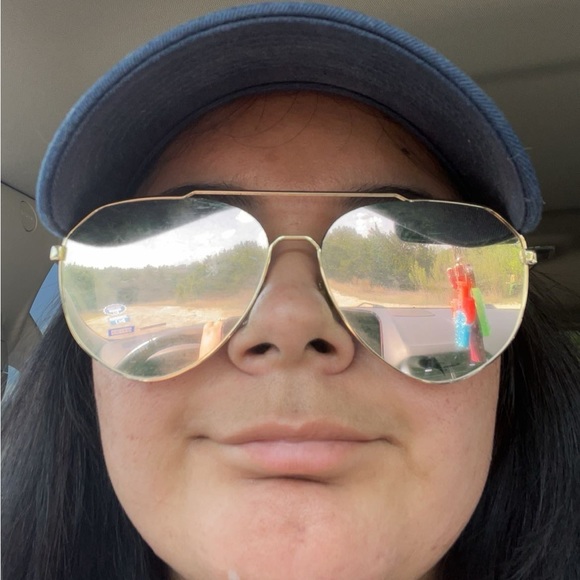 Profile Picture of Amanda Perrin (@uhmanduh9) on Poshmark