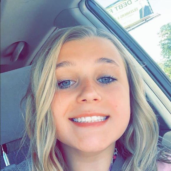 Profile Picture of Claire Curths (@clairecurths) on Poshmark