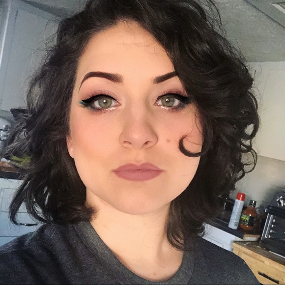 Profile Picture of Kathryn Wyatt (@katiebeth_2895) on Poshmark