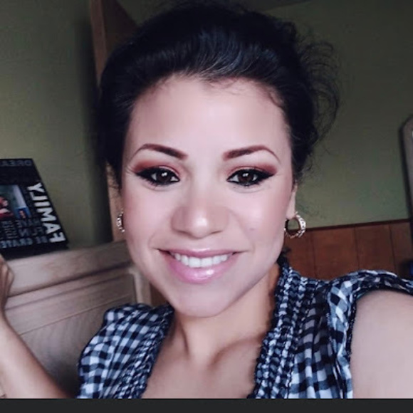 Profile Picture of Iris Valencia (@irisvalencia657) on Poshmark