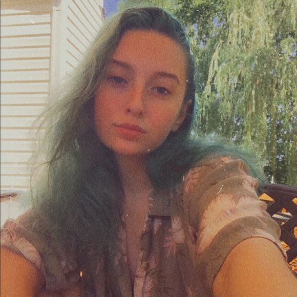 Profile Picture of Annie Cusack (@anniecusack) on Poshmark