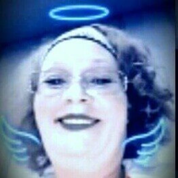 Profile Picture of Kim Schooley (@kimdarris) on Poshmark