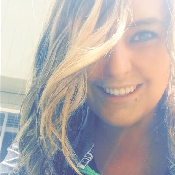 Profile Picture of Alicia Crooker (@aliciacrooker) on Poshmark