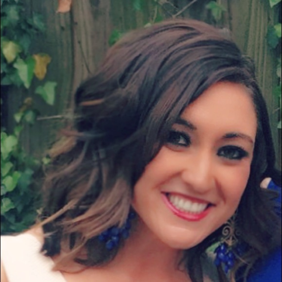 Profile Picture of Holly Humphrey (@hollyrenae21) on Poshmark