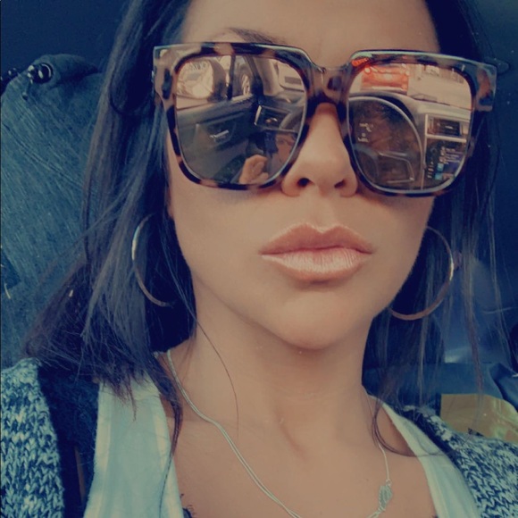 Profile Picture of Sarah Hook (@smhook66) on Poshmark