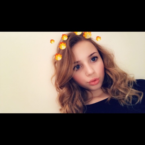 Profile Picture of Caitlin Levander (@levander_c) on Poshmark