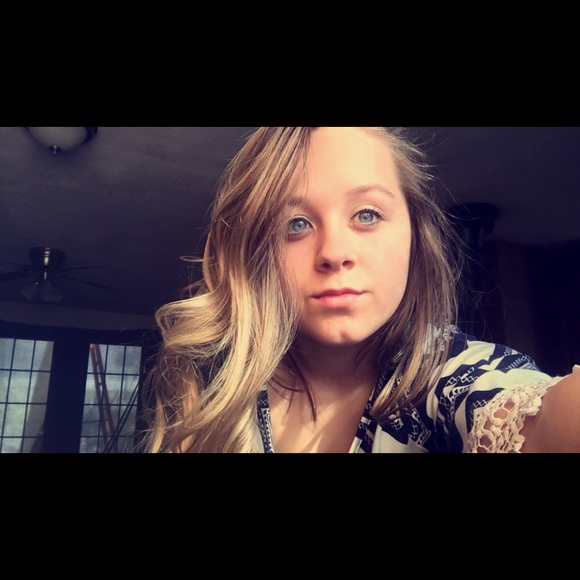 Profile Picture of Mikinzi Ash (@dowhatuwant) on Poshmark