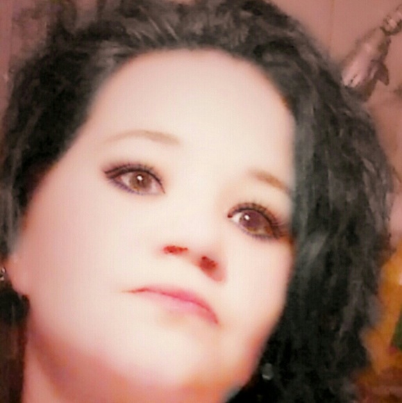 Profile Picture of Amanda Lemons (@amandacake1987) on Poshmark