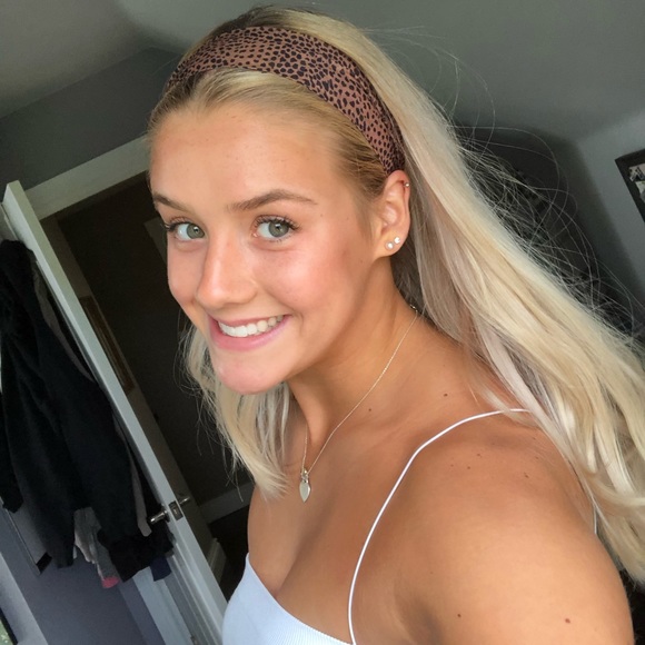Profile Picture of Kyra Minoletti (@kyraminoletti) on Poshmark