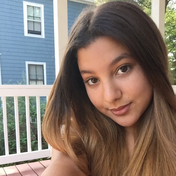 Profile Picture of Alice Kate (@alice_kate) on Poshmark