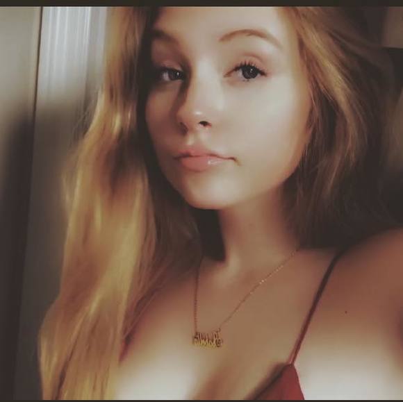 Profile Picture of Isabella Glowski (@isabellaglowski) on Poshmark