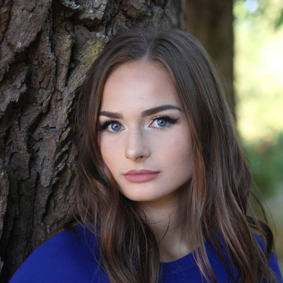 Profile Picture of Olivia Cronk (@oliviacronk2) on Poshmark