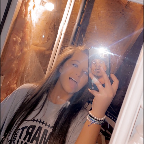Profile Picture of Ava Helinski (@camm_avaa) on Poshmark