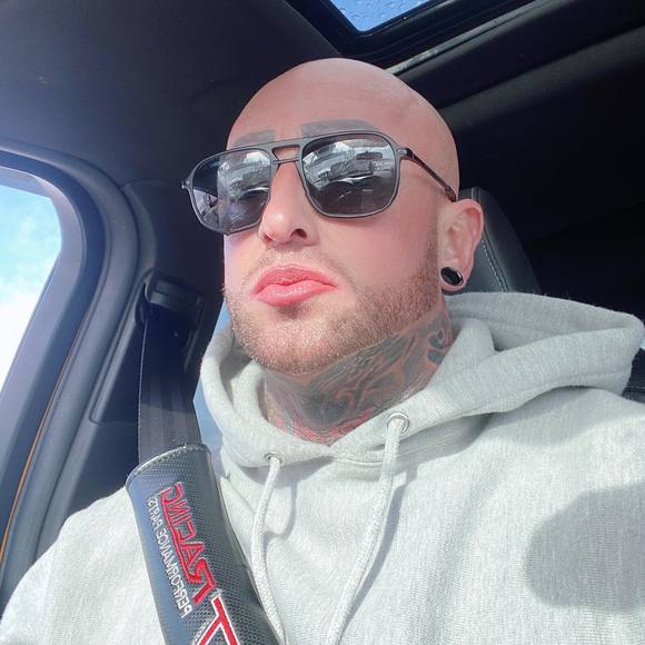 Profile Picture of Chris Bedford (@one_eyed_fox) on Poshmark