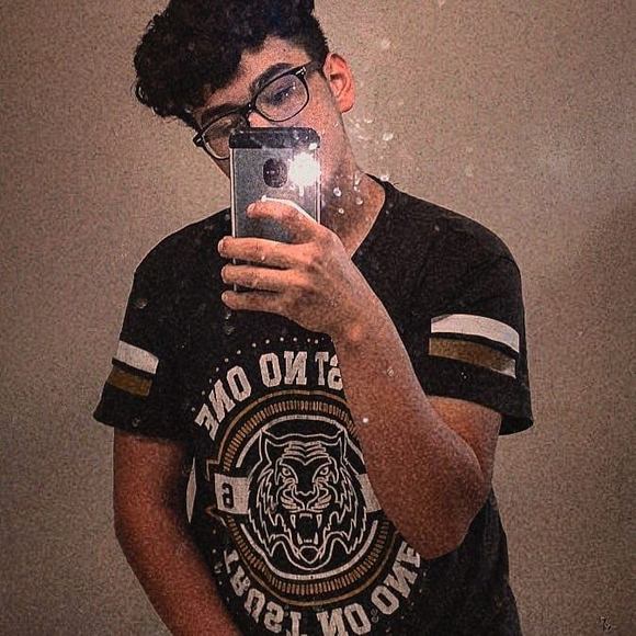 Profile Picture of Kevin Flores (@kevinflores840) on Poshmark